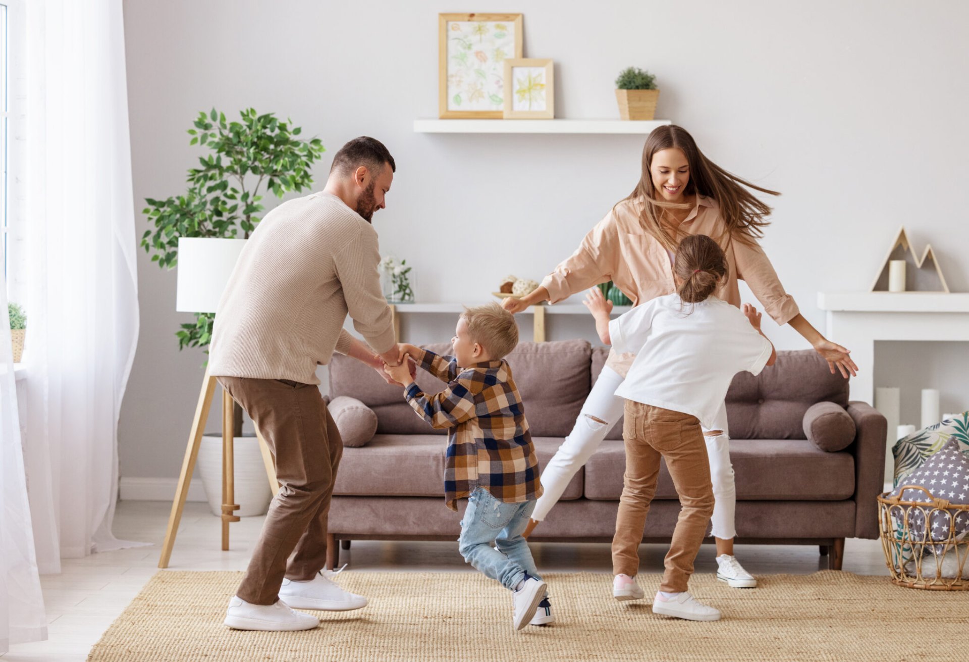Familia disfrutando de su nuevo hogar