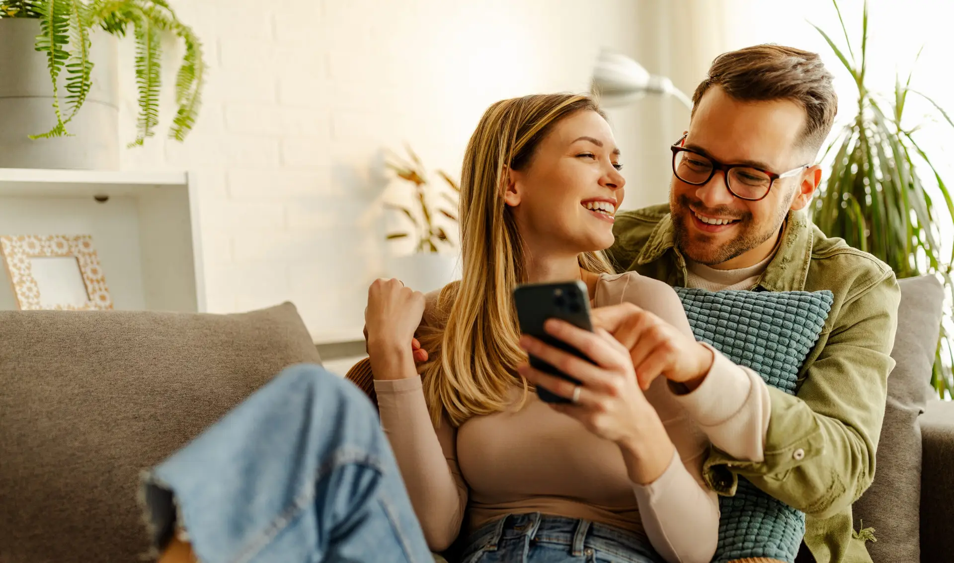 Pareja vendiendo su vivienda